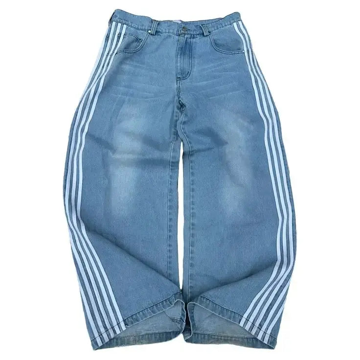 Kvinnors baggy blå jeans med hög midja och vita sportiga sidränder för en retro streetwear-look