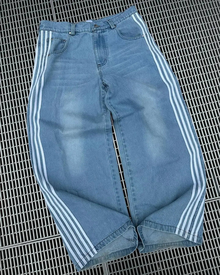 Trendiga baggy jeans med hög midja och sportiga sidränder, designade för en bekväm passform