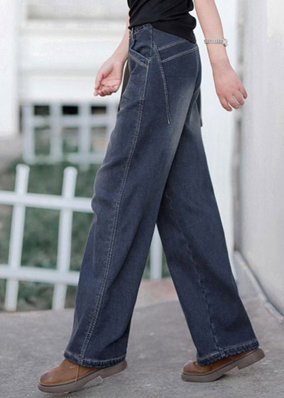 Sommarkläder för kvinnor: Lätta jeans med hög midja och raka ben.