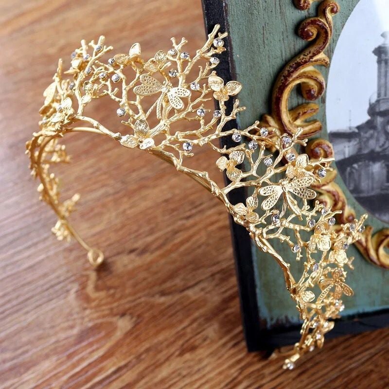 Kvinnors barock guld libell tiara för bröllop med gnistrande strassdetaljer i vintage-stil