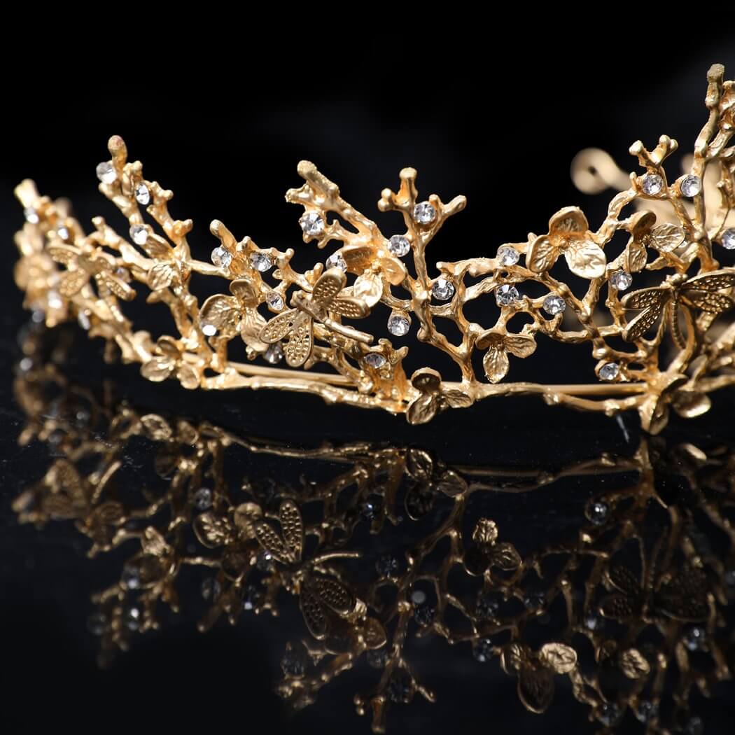 Tiara för kvinnor: Guld libell design med barock elegans, en perfekt håraccessoar för fest