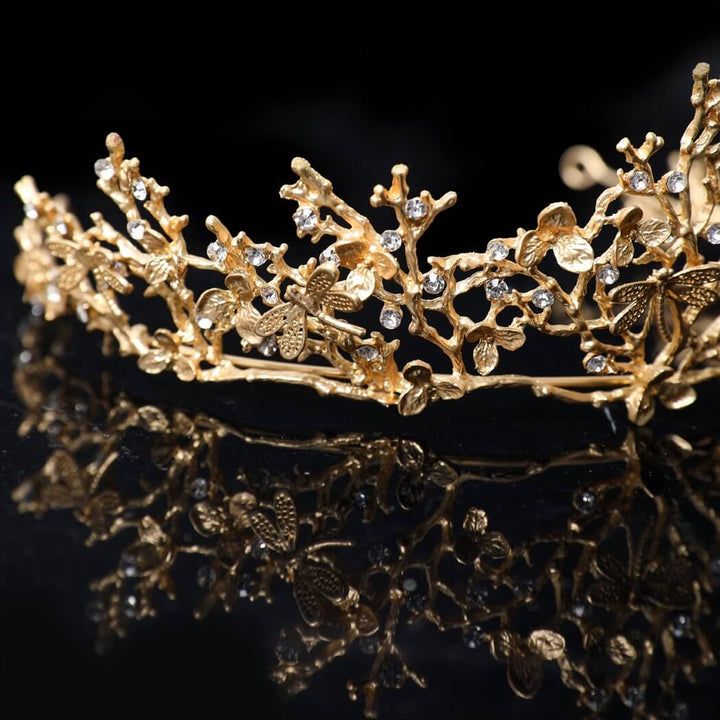 Tiara för kvinnor: Guld libell design med barock elegans, en perfekt håraccessoar för fest