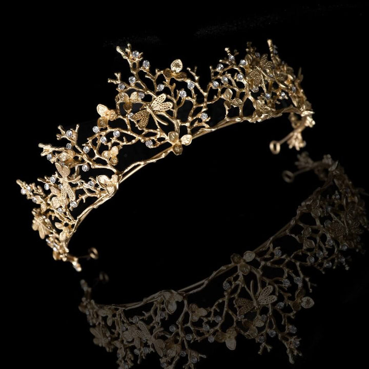 Bröllopskrona i vintage guld och strass med unika libellformer, en exklusiv håraccessoar