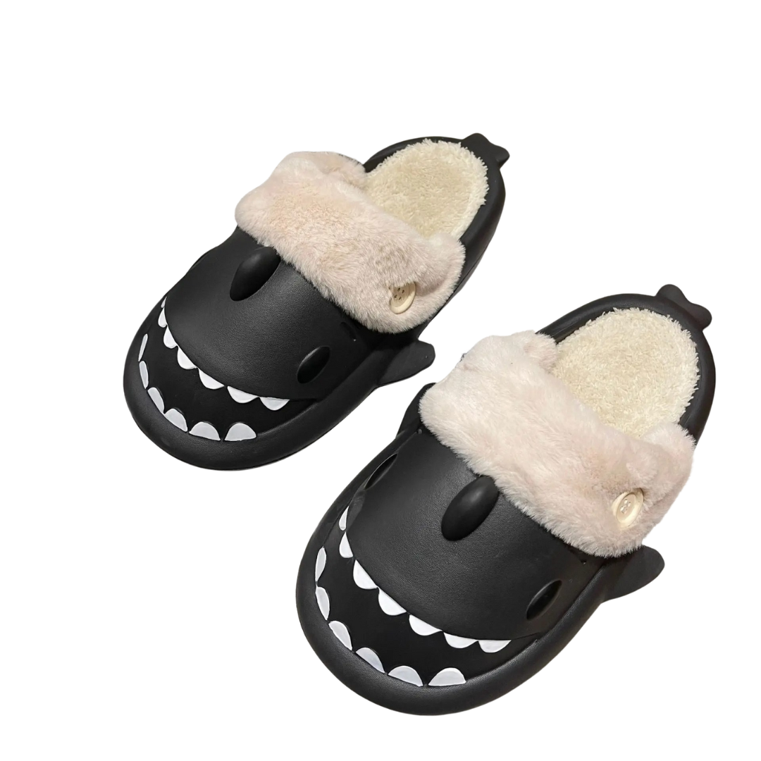 Roliga gråa hajtofflor för kvinnor, med detaljerat hajansikte. Perfekta som mysiga inneskor för hemmet.