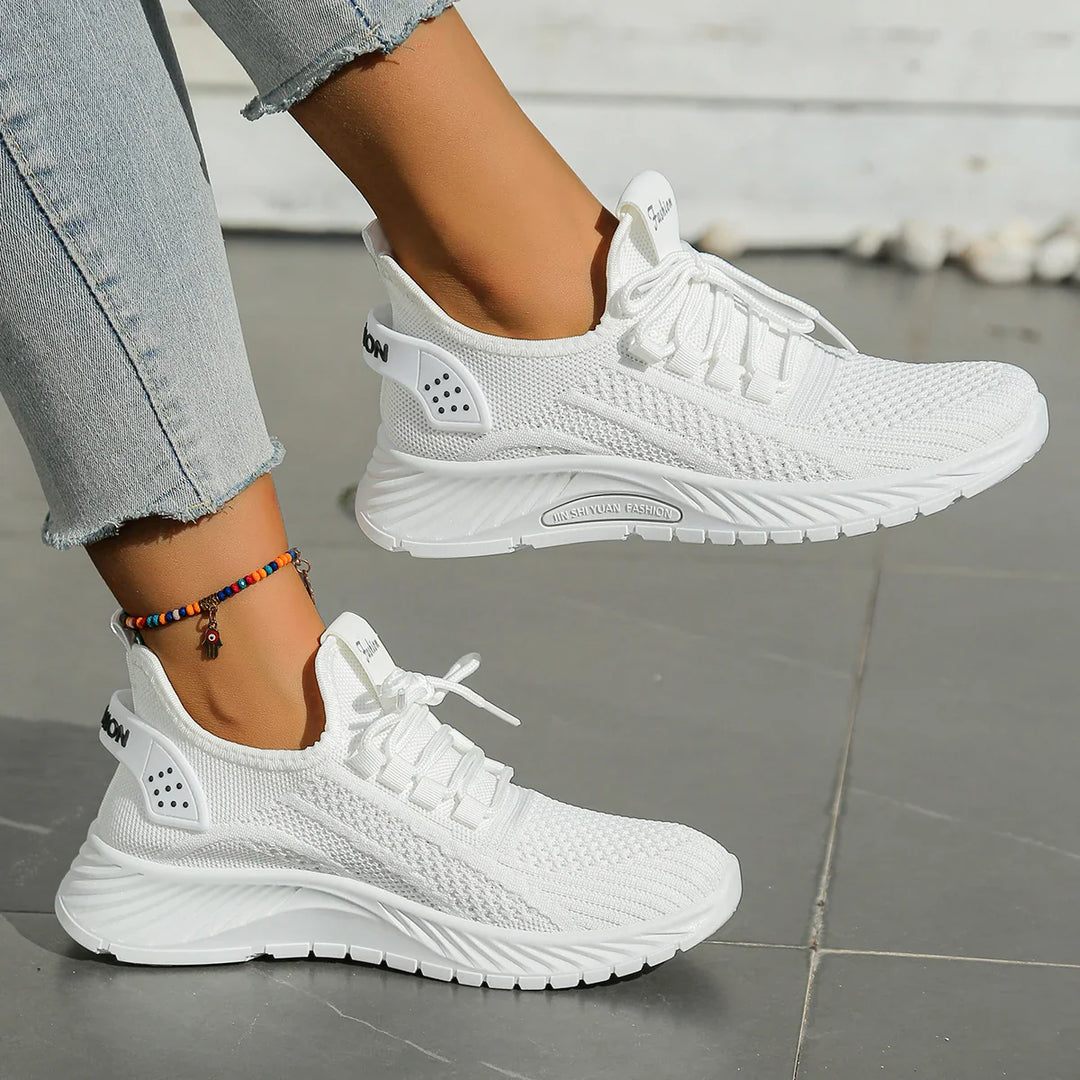 Moderna kvinnors sneakers i stilren design. Perfekta modeskor för en bekväm look.