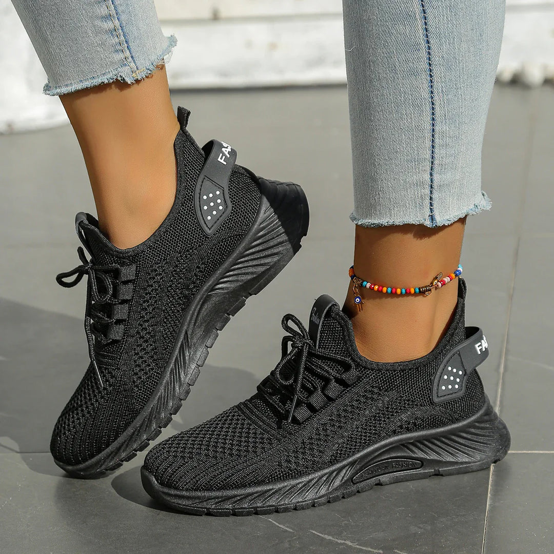 Bekväma vardagsskor för kvinnor. Trendiga casual sneakers som kombinerar stil och komfort.