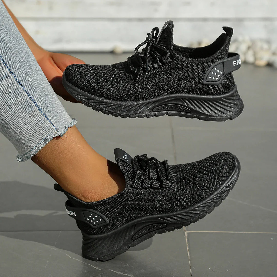 Trendiga modeskor: kvinnors sneakers med fokus på komfort och stil. Mångsidiga och lätta.