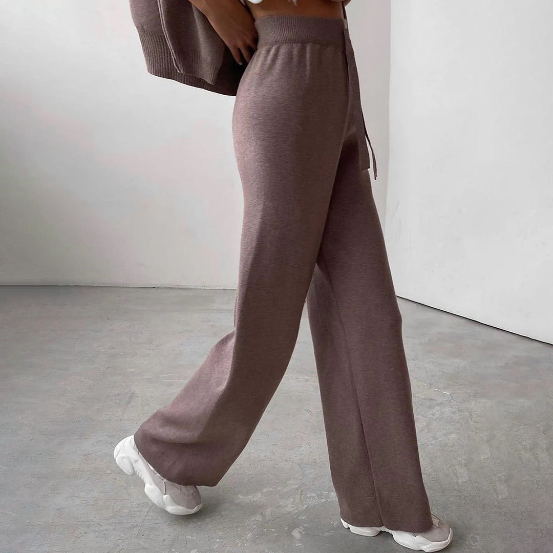 Kvinna i trendigt & bekvämt höstset. Stilren vardagsoutfit för damer, perfekt för fritid & kalla dagar.