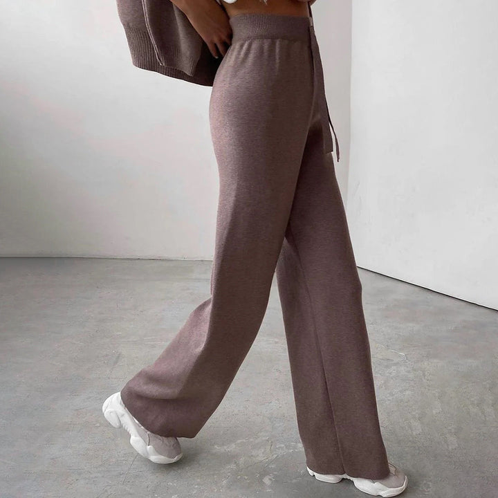 Kvinna i trendigt & bekvämt höstset. Stilren vardagsoutfit för damer, perfekt för fritid & kalla dagar.