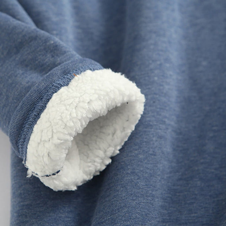 Översiktsbild av kvinnors fleecetröja med sherpafoder, redo för kallare dagar och höstmode
