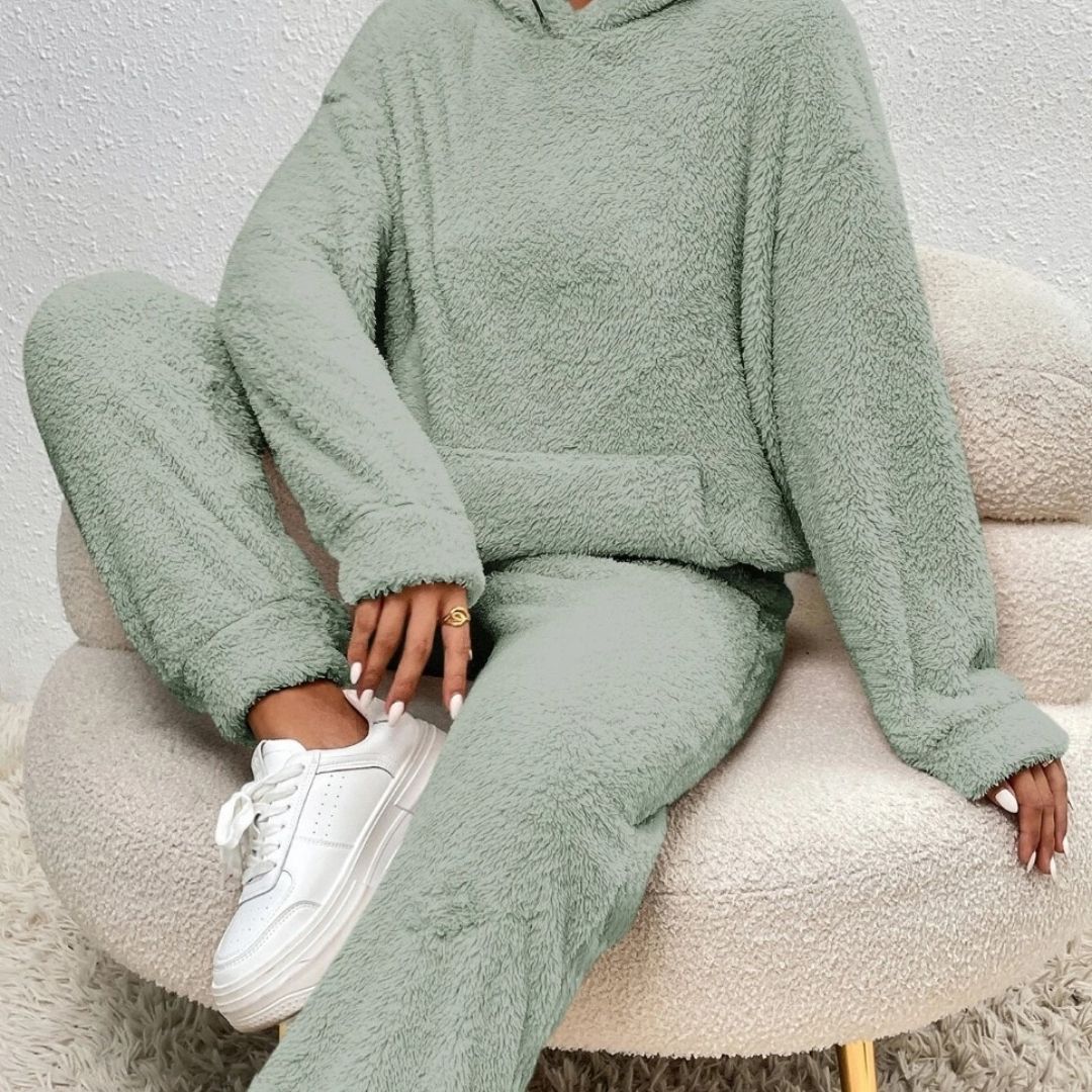 Avslappnat vårmode: Kvinnors loungeset med huva för skön stil och maximal komfort i hemmet.