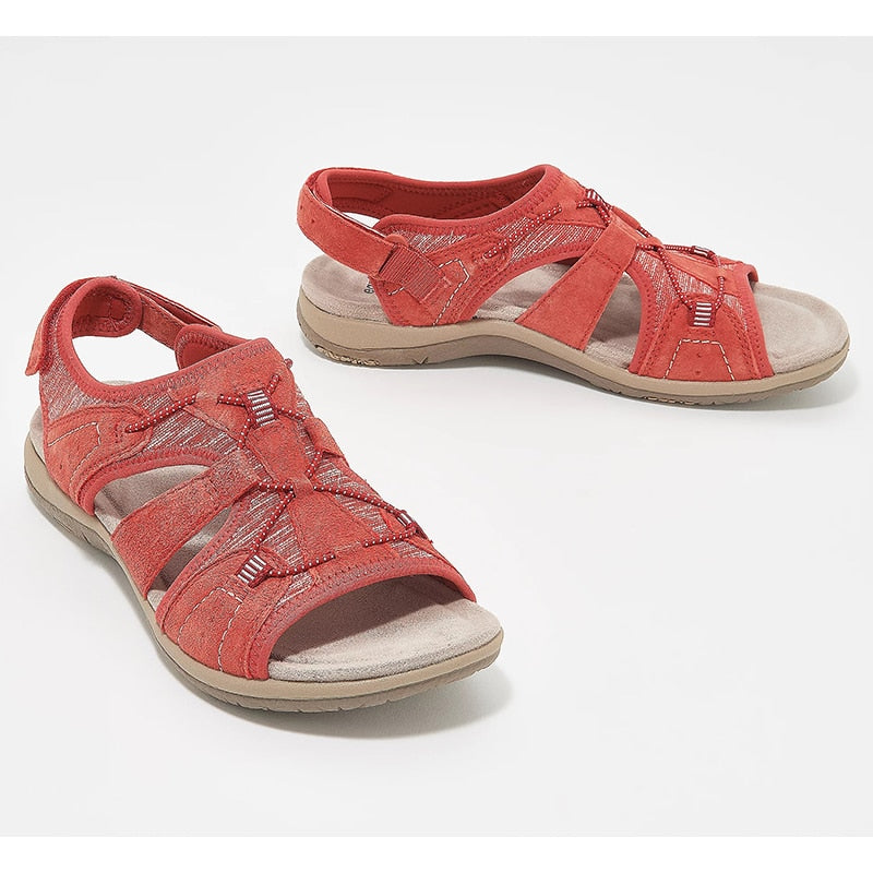 Närbild av kvinnors bekväma platta sandaler med elegant ankellindning, idealiska resetåliga sommarskor.