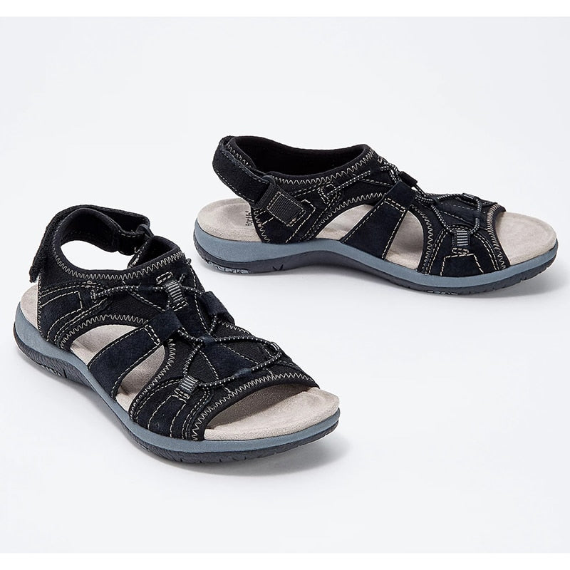Par av kvinnors sandaler med ankellindning, framifrån, belyser den bekväma och casual sommarsko designen.