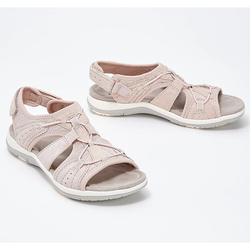 Kvinnors platta sandaler med ankellindning, sedda från sidan, betonar komfort och nylonsandaler material.