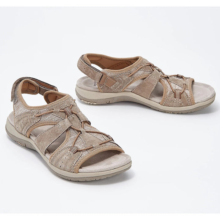 Nylon ankellindning på kvinnors sandaler, närbild, visar detaljer om den bekvämasandaler konstruktionen.