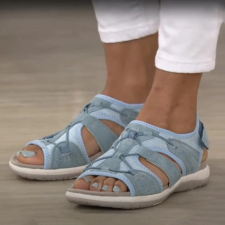 Sula på kvinnors bekväma sandaler, närbild, demonstrerar den platta och stödjande designen av sommarskorna.
