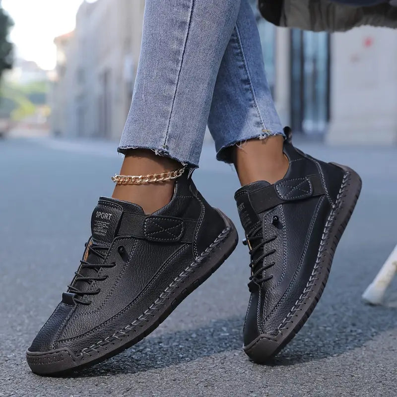 Stötdämpande kvinnors promenadskor med ortopedisk komfort. Slitstarka slip-on sneakers för optimalt stöd.