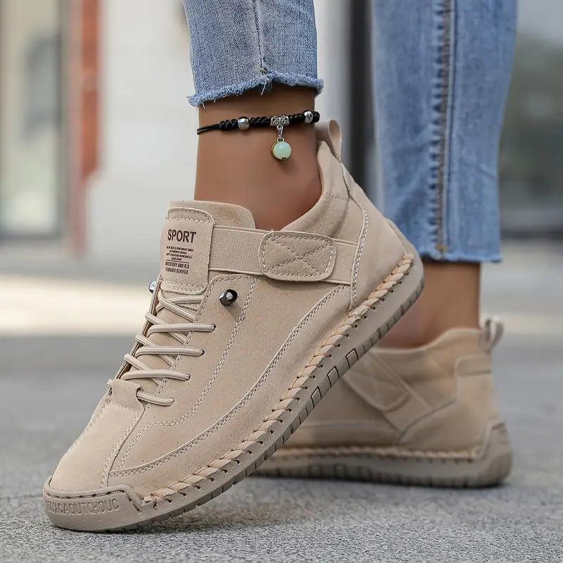 Slitstarka kvinnors sneakers, designade för komfort och stöd. Mångsidiga fritidsskor för aktiva kvinnor.