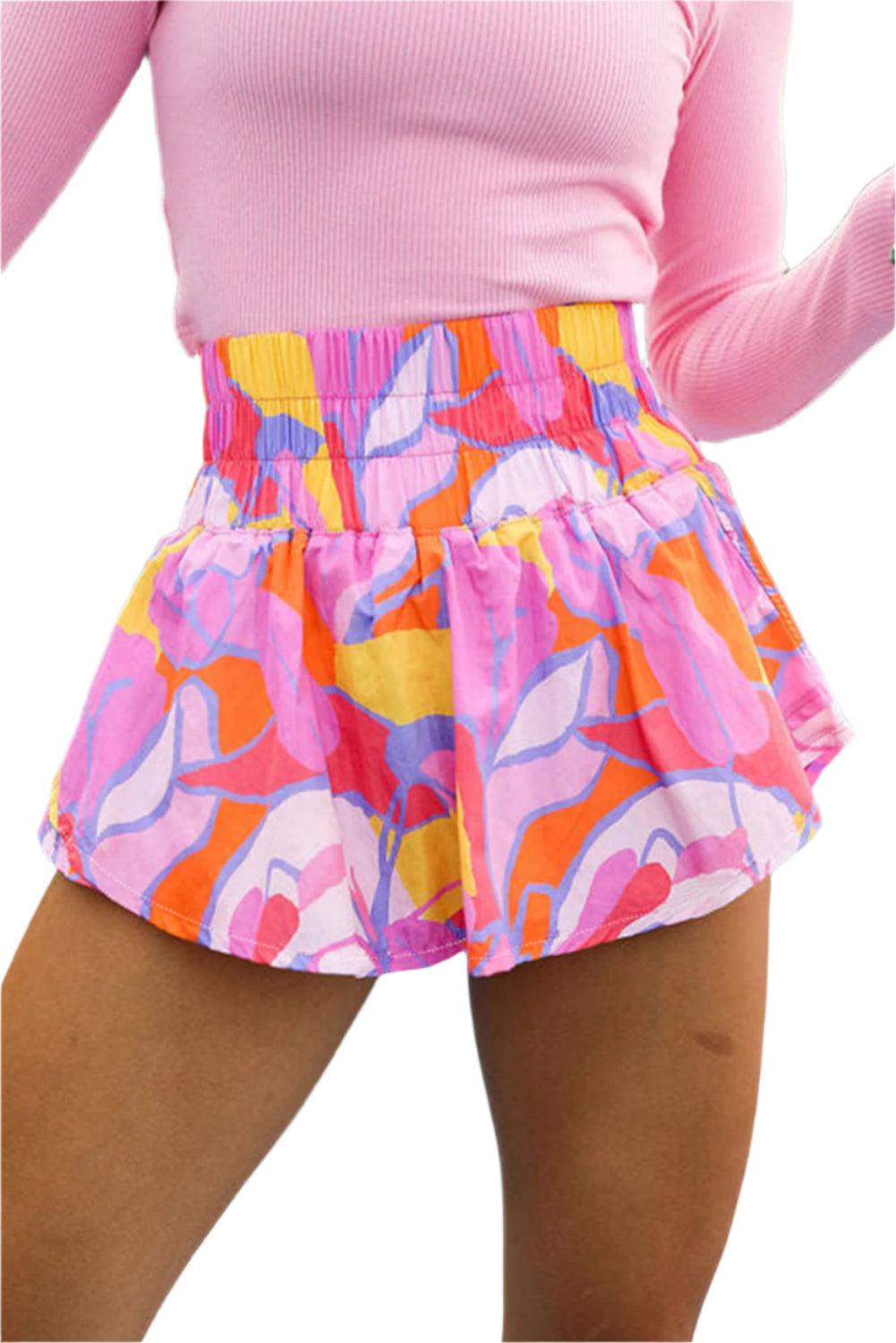 Kvinnors bekväma sommarshorts med smockad midja och abstrakt mönster. Ideala för en casual look.