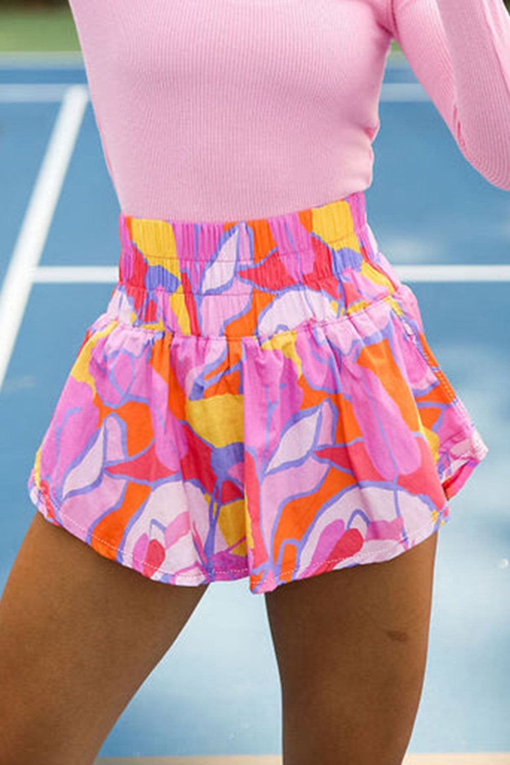 Luftiga kvinnorshorts med bekväm smockad midja, perfekta för strand och semester. Abstrakt mönster.