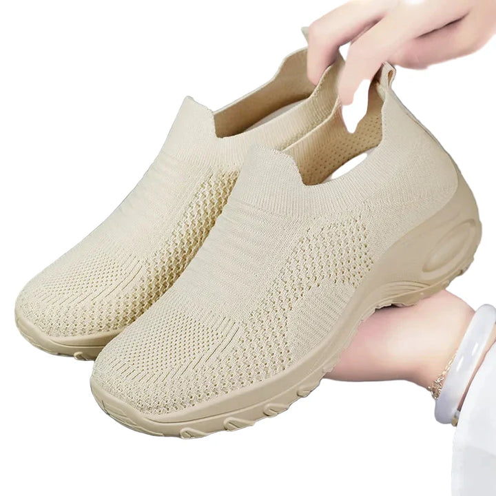 Lätta kvinnors andningsbara skor, idealiska för sommaraktiviteter. Modern stil med låg klack.