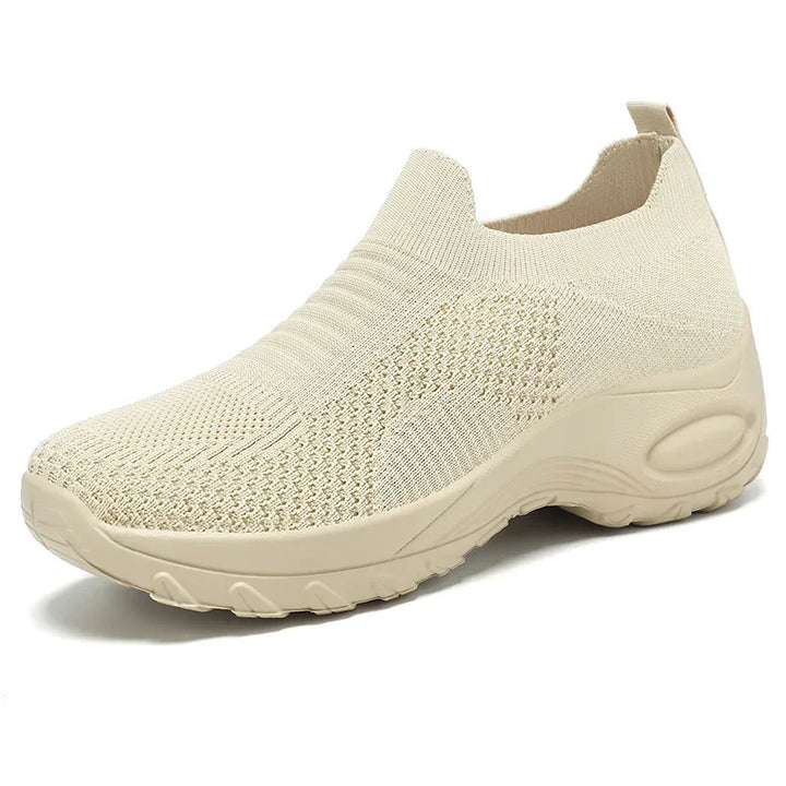 Kvinnors lättviktsskor designade för sommar. Optimal bekvämlighet och ventilation för uteaktiviteter.