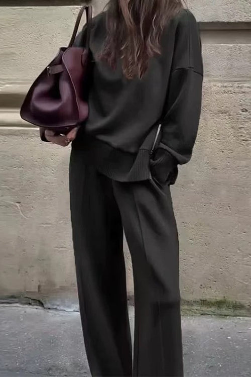 Modell bär trendigt sweatshirtset med höghals & vida byxor, perfekt för våren eller höstens vardagsmode.