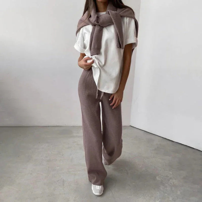 Mysigt kvinnors tröjaset med stilren turtleneck, ett måste för höstens och vinterns outfits.