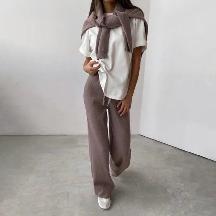 Mysigt kvinnors tröjaset med stilren turtleneck, ett måste för höstens och vinterns outfits.