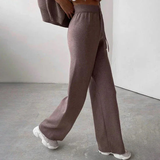 Bekvämt turtleneck tröjaset för kvinnor, perfekt för en avslappnad men elegant vardagslook.