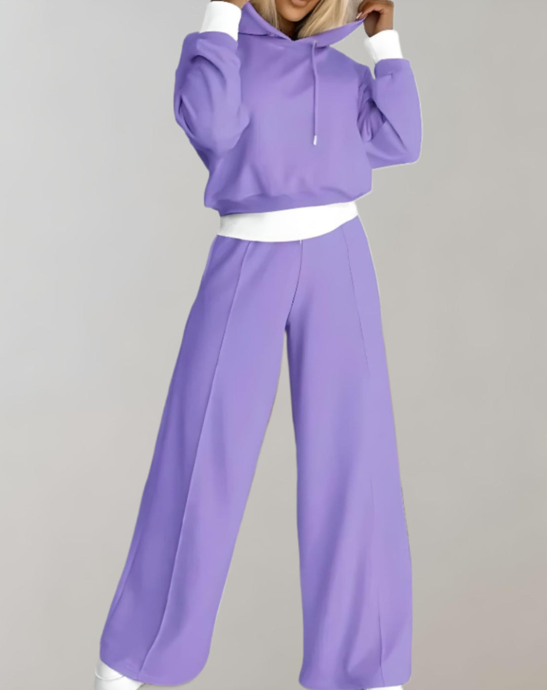 Sportig kvinnors träningsset i casual stil med luvtröja och bekväma byxor, perfekt för streetwear.