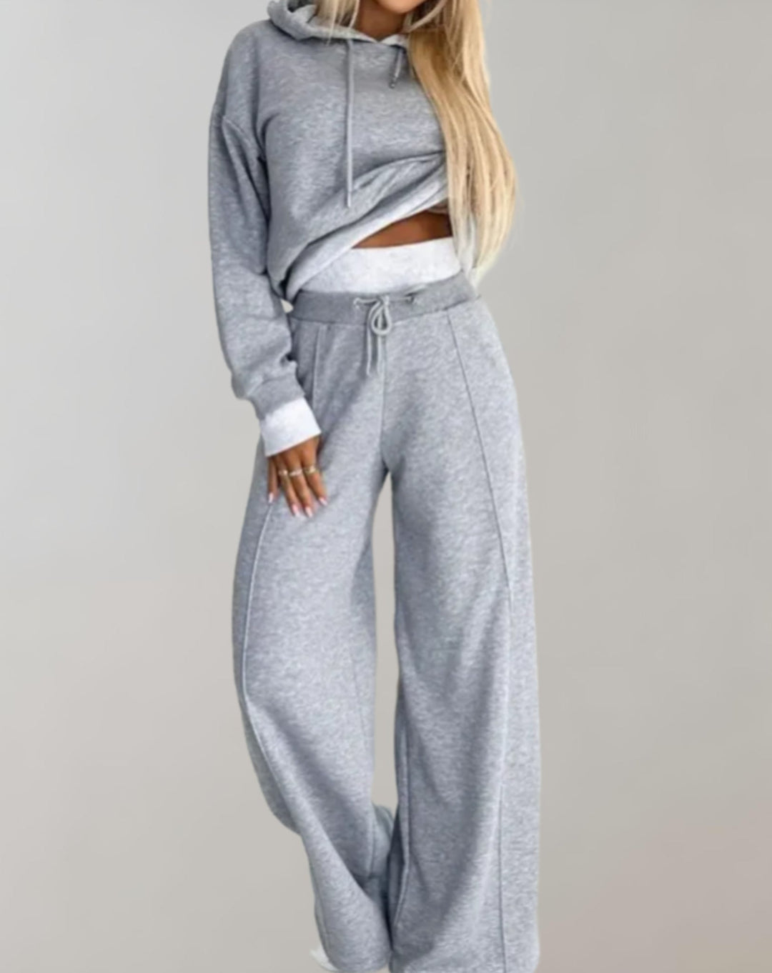 Trendig kvinnors träningsdräkt med luvtröja, modetröja & mjuka joggingbyxor för en avslappnad look.