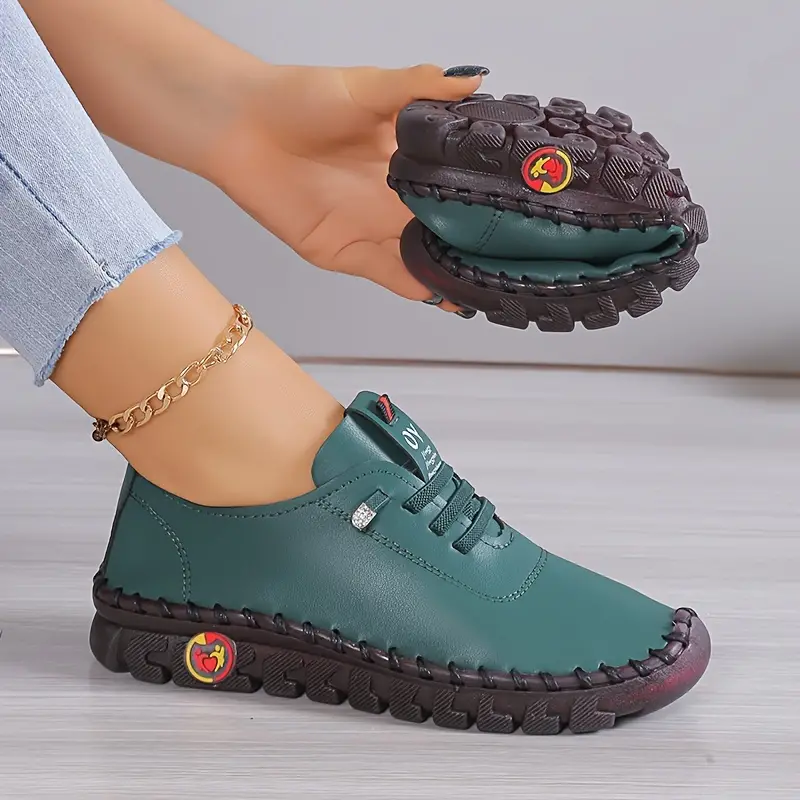Stabil yttersula på ergonomiska kvinnors skor. Ger utmärkt grepp och komfort för vardagsbruk.