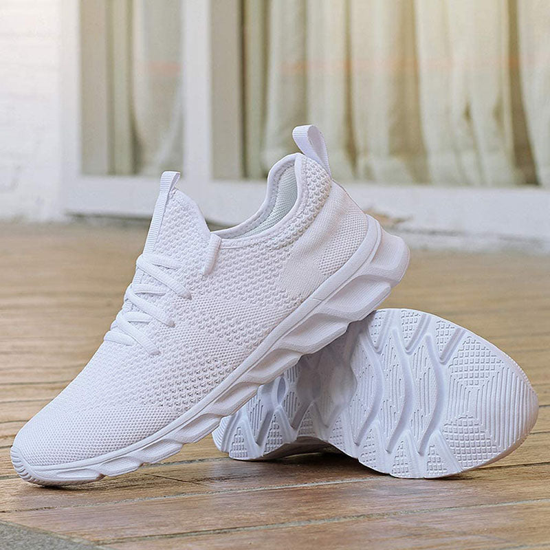 Kvinnors bekväma vardagssneakers med snörning. Lätta, andningsbara sommarskor för trendig och minimalistisk stil.