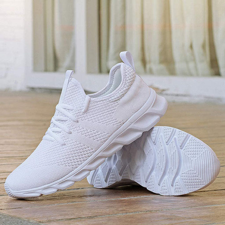 Kvinnors bekväma vardagssneakers med snörning. Lätta, andningsbara sommarskor för trendig och minimalistisk stil.