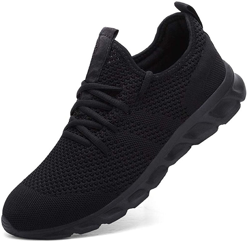 Andningsbara kvinnors sommarsneakers med snörning. Lätta och bekväma vardagsskor för en minimalistisk look.