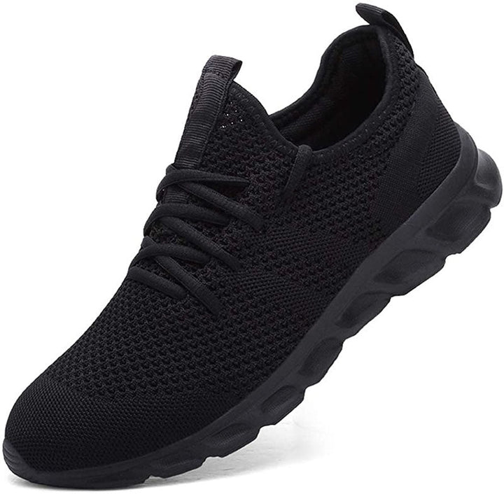 Andningsbara kvinnors sommarsneakers med snörning. Lätta och bekväma vardagsskor för en minimalistisk look.