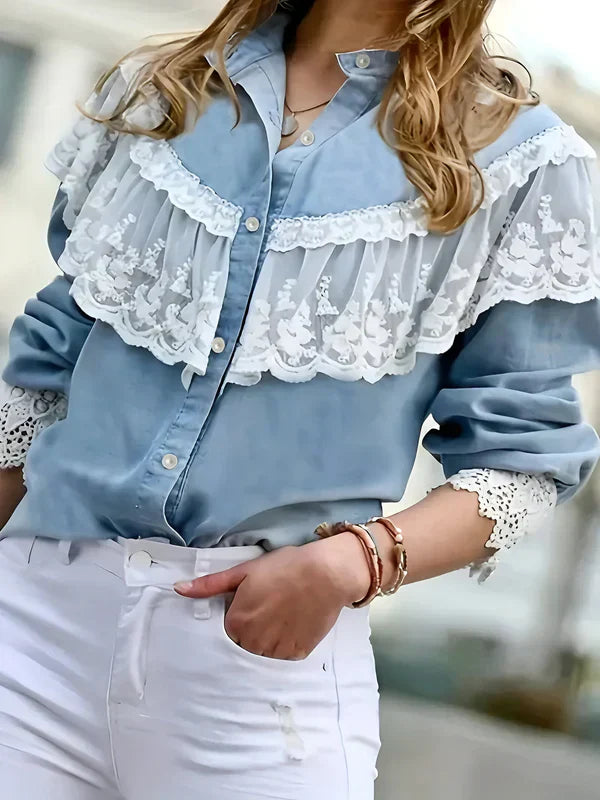 Blå denimskjorta för kvinnor med snygga spetsdetaljer. En stilren casual damklädesplagg i mjuk denim.