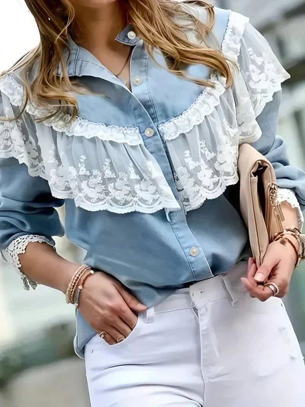 Vardaglig & elegant kvinnors denimskjorta. Blå skjorta med spetsdetaljer, perfekt för en trendig look under vår/höst.