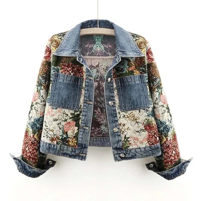 Kvinnors blå jeansjacka med unikt handmålat blommönster. Perfekt för vår och sommar.