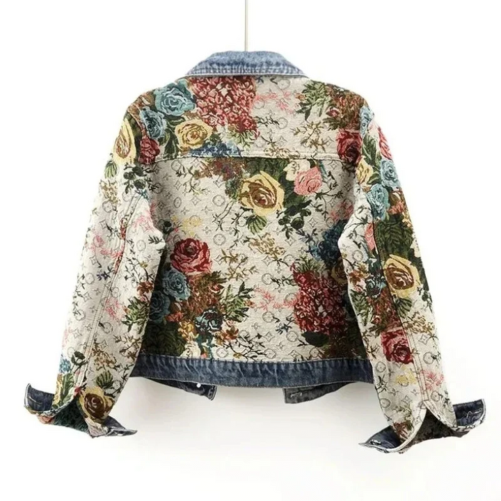 Närbild av handmålat blommönster på bohemisk kvinnors jeansjacka, idealisk vårjacka.