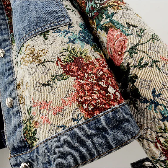 Stilren kvinnors jeansjacka med blommönster, öppen för en avslappnad vårlook eller stängd för fest.