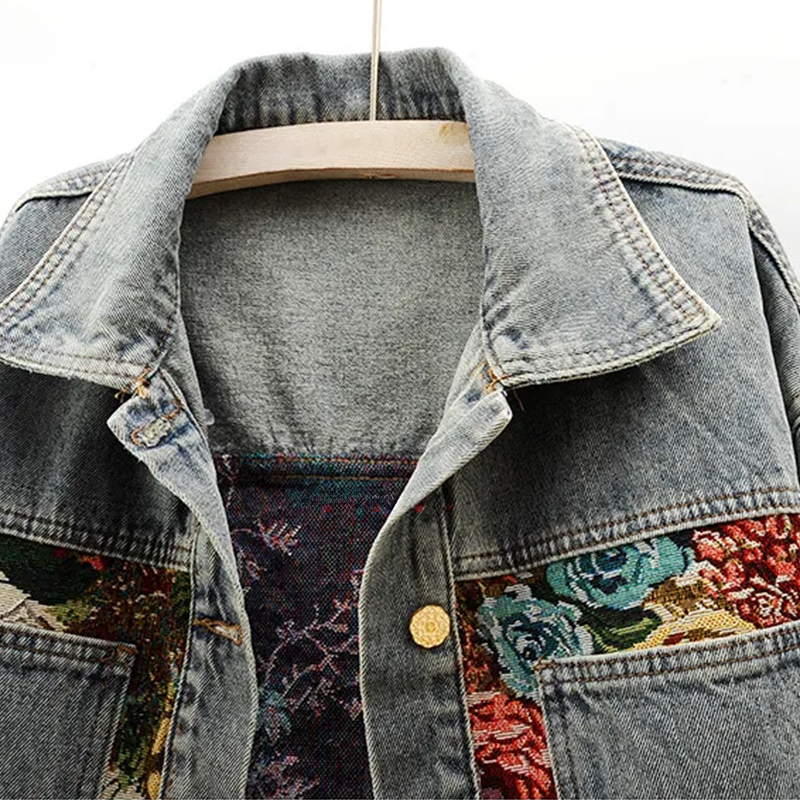 Bohemisk kvinnors jeansjacka med levande blommönster, en trendig vardagsjacka för vår & sommar.