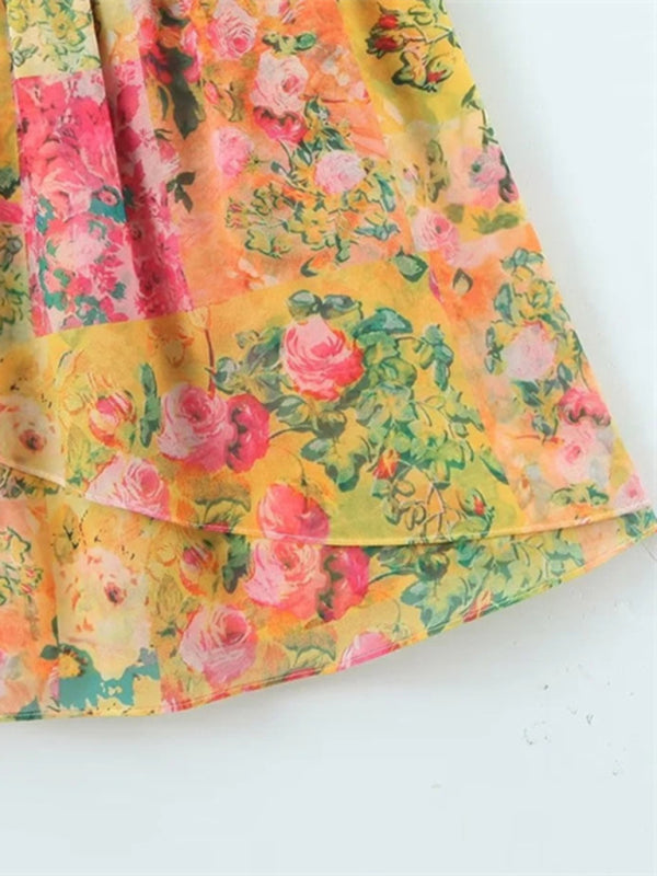 Gul blommig färgblocksklänning för kvinnor. En stilren sommarklänning i polyester med romantiska detaljer.