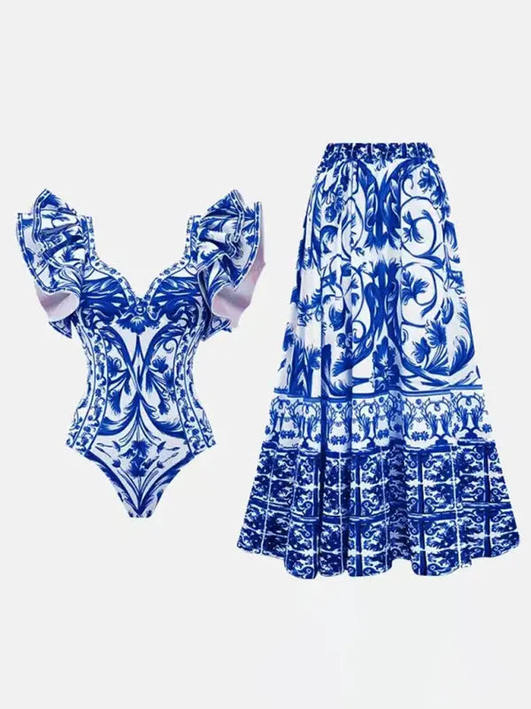 Elegant kvinnors baddräkt med blommig kjol. Bekväma simkläder för stranddagar & poolen.