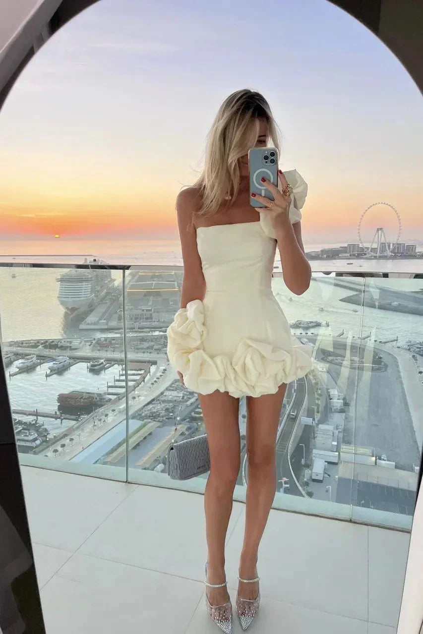 Elegant blommig miniklänning för dam, perfekt för sommarfester och speciella tillfällen.