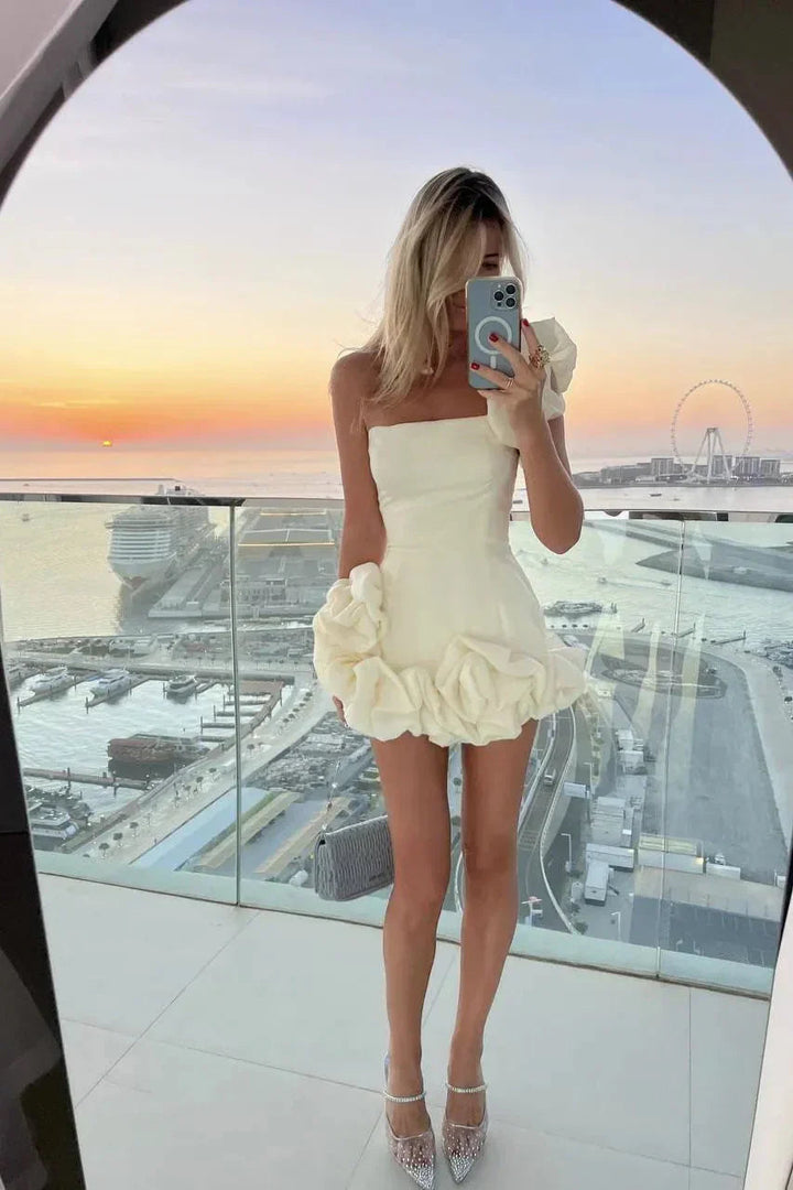 Elegant blommig miniklänning för dam, perfekt för sommarfester och speciella tillfällen.