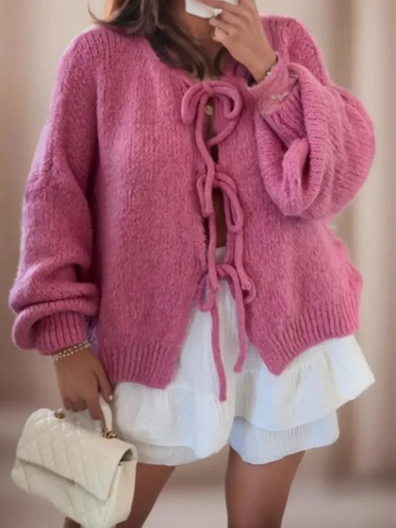Bekväm kvinnors rosettkofta i bohemisk stil, idealisk för lager på lager och en feminin vardagslook.