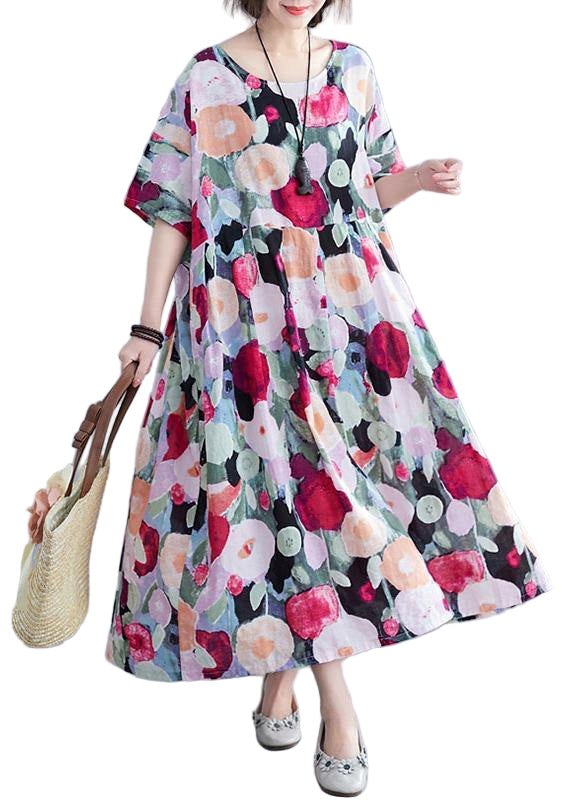 Kvinnors bohemiska maxi klänning med blommigt mönster och halvärmar. Perfekt som sommar- och strandklänning.