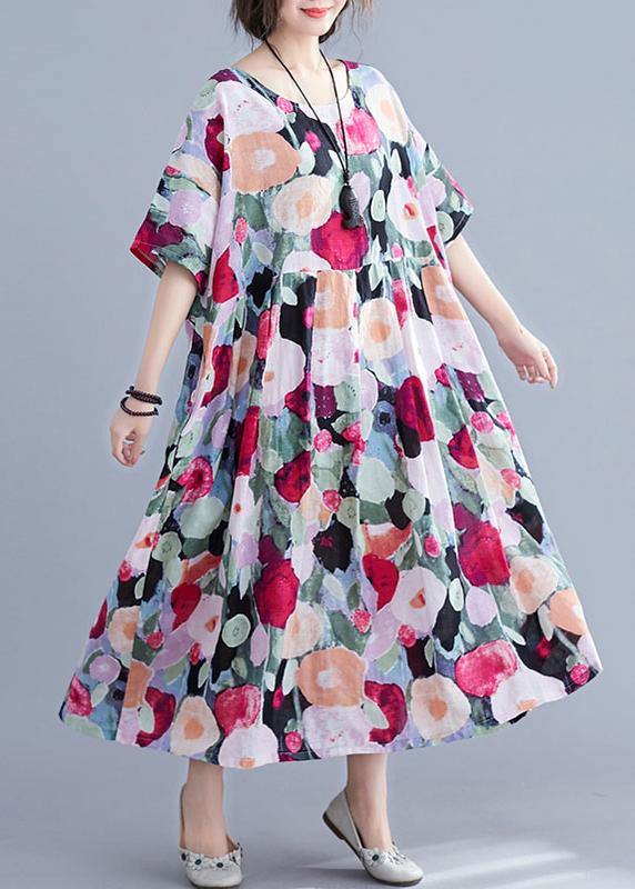 Elegant blommig maxi klänning för kvinnor med halvärmar. Idealisk som sommarfestklänning och avslappnad dammode.